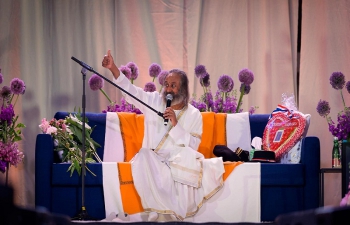  Gurudev Sri Sri Ravi Shankar in Zagreb on 02/06/2023  "A society free from violence, a body free from disease, a mind free from confusion, an intellect free from inhibitions, a memory free from trauma and a soul free from sorrow, is the birthright of every person."  A blissful evening for 1500 persons full of positive energy.